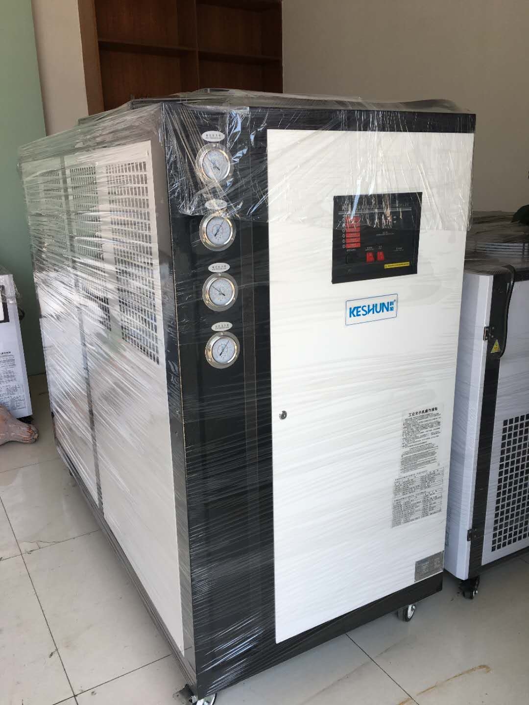 鑫科源简述大型注塑机在使用过程中的注意事项